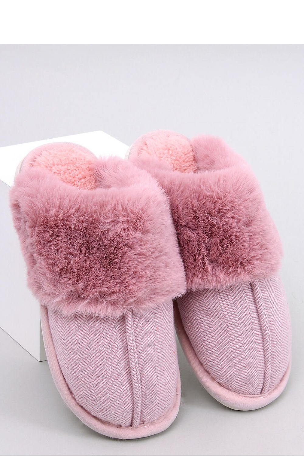 Slippers model 190377 Inello