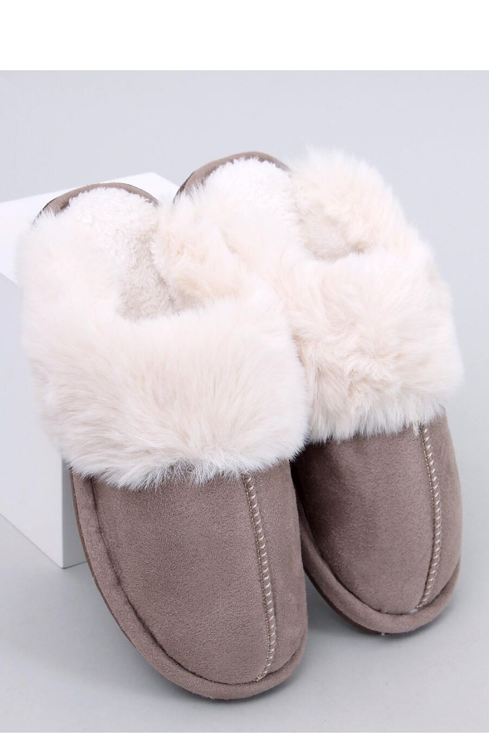 Slippers model 190384 Inello