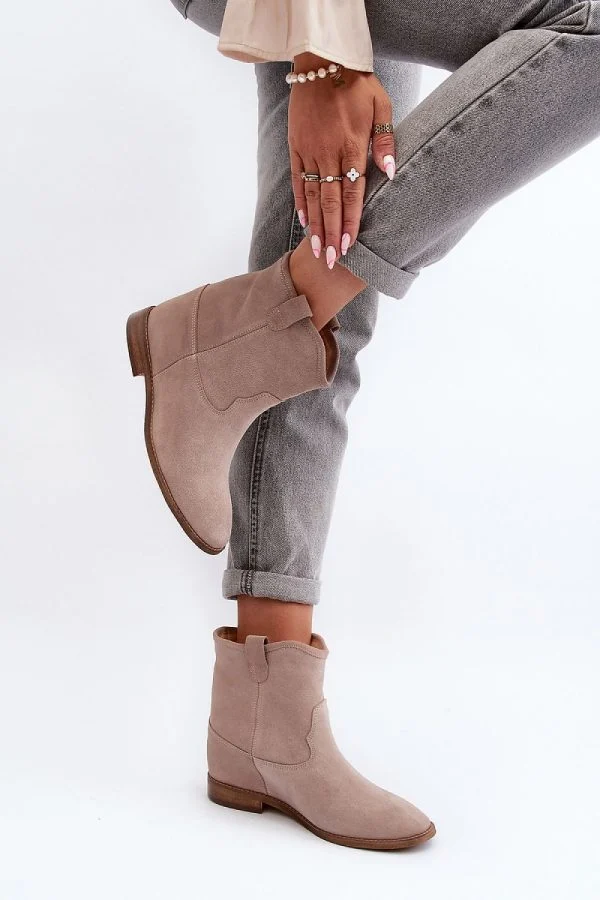 Boots model 191854 Step in style
